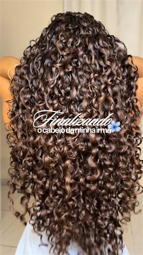 E olha ESSE resultado… definição surreal, brilho e zero frizz 😍 Tutorial de finalização no cabelo da mina irmã utilizando o creme Cachos de Sereia da @Salon Line 🩵 O cabelo dela ficou com muita definição e movimento, tô apaixonada! ID do creme no Mercado Livre: SB06JF-DWEV Aproveite as ofertas incríveis, com entrega rápida, no @Mercado Livre #Personalcare222 #MercadoLivre #MeusFavsDoMercadoLivre #cacheadas #migssalonline