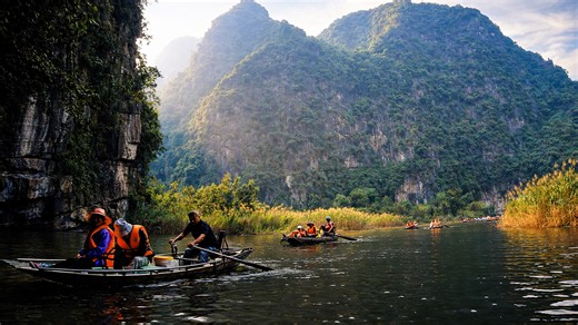 Trang An boat adventure among limestone peaks (4K)