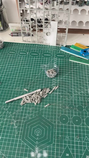 Hemos estado ausentes un tiempo por algún problemita de salud, pero volvemos a la carga. Quereis saber en qué estamos trabajando? O preferís adivinarlo vosotros? Un saludo