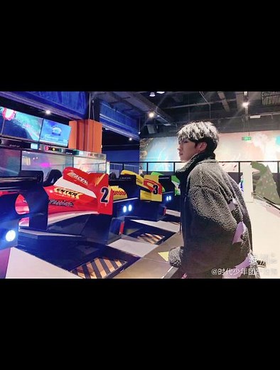 我们确实活得艰难 ， 一要承受种种外部的压力 ， 更要面对自己内心的困惑 。