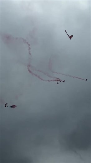 Red Devil Parachute Team Flies Over Chequers for Trump and Starmer