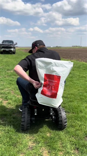 It’s finally Friday … so we figured this Brice clip deserved another run 😆 But in all seriousness — Stand Out has been making noise since last summer! 💪 If it’s not in your program yet … now’s the time. Call your Earlybird Feed Rep or Dealer to get yours ordered today! #StandOutWhenItCounts