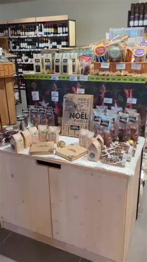 🎄 Les douceurs de Noël sont arrivées à la Biocoop ! 🍫 Entre tablettes gourmandes, truffes fondantes et coffrets à partager, notre rayon chocolat sent délicieusement les fêtes. Nous avons le plaisir d’accueillir les créations de l’artisan chocolatier breton Alain Chartier ❤️ Des chocolats fins, travaillés avec soin, parfaits pour offrir. Venez découvrir notre sélection et laissez-vous tenter par la magie du cacao éthique et bio ✨ | Biocoop Pays d'Aubigné