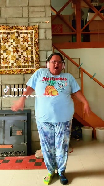 Since this dance trend has been popping in my #fyp lately, had to join in so enjoy 😁 #dancechallenge #musicaltheatre #ethanslater #spongebob