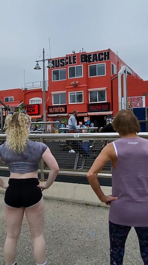 Granny visits muscle beach #bodybuilding #bodybuildingmotivation #granny #muscle