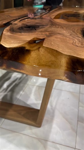 Clear Epoxy Table Top: Home Interior Design Must-Have