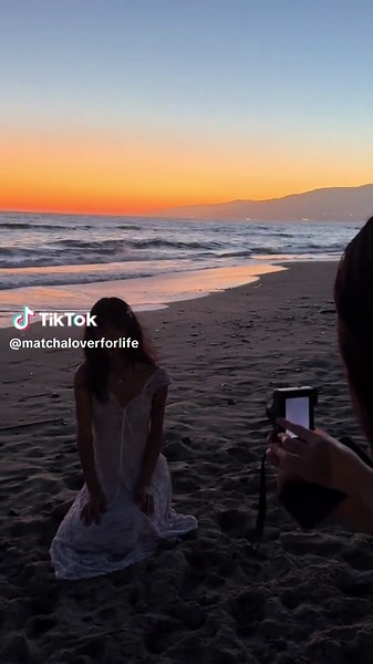 Beach Sunset Photos with Friends | Selfie Poses & Group Picture Ideas