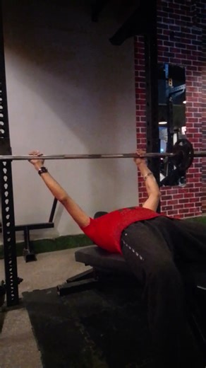 Monday 22.12.25 the dicline bench press for chest workout with rod bar