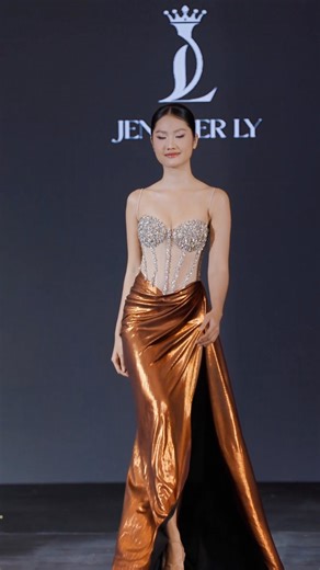 HÀ TIÊN x NTK JENNIFER LY Thiết kế đầm xẻ táo bạo mang tinh thần quyến rũ hiện đại, được tôn vinh bởi đường đính đá tinh xảo chạy dọc theo phần corset. Kỹ thuật dựng phom chuẩn xác giúp ôm trọn đường cong và tôn lên thần thái kiêu hãnh của người mặc. Tất cả thiết kế đều có sẵn tại Jennifer Ly Couture 192B Võ Văn Tần, Phường Bàn Cờ, TP.HCM. Khách yêu ghé Showroom fitting và nhận ngay lì xì đầu năm nhé! 🧧 #JenniferLyCouture #Dahoicaocap #dạhộihcm #dress #Dahoicaocaphcm #Thuedahoicaocap #NTKJennif