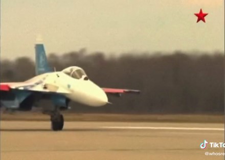 Exploring the Su-27 Fighter Jet