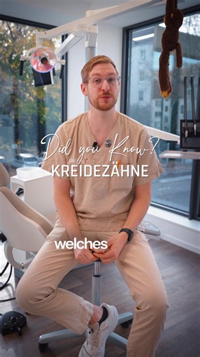 Was steckt wirklich hinter den mysteriösen Flecken auf den Zähnen? Schau dir das Video an, in dem Doc Wessel erklärt, warum Kreidezähne heute immer häufiger vorkommen und wie wir sie gemeinsam schützen können! 🦷✨🏥 #denta1clinic #kreidezähne #kinderzahnheilkunde #zahngesundheit #docwessel