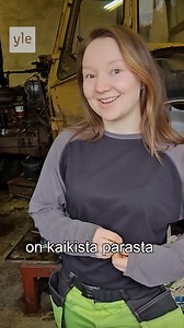 Tämän viikon runotuomari on nuori maanviljelijä Anne-Mari "Amski" Tarkkio, joka kertoo somessa elämästään maatalousyrittäjänä. Hän etsii Sanoita linnunlaulu -kilpailun runoista maaseutua. Linnut ovat viljelijälle tärkeitä kevään merkkejä. Myös runous on osa Amskin elämää, sillä hän toimii ystävänsä hovikriitikkona. Amski valitsee kuusi maaseuturunoa perjantain 11.4. yleisöäänestykseen. Osallistu Sanoita linnunlaulu -runokilpailuun! Lisätietoa ja osallistumislomakkeen löydät artikkelista: https:/