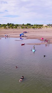 ⏸️ Hacé una pausa. ▶️ Dale play al verano en el Dubai pampeano: Un destino que no se parece a nada y que todos tienen que conocer: 📍 Casa de Piedra, La Pampa (el secreto mejor guardado del verano) Para quienes van rumbo al sur, para quienes viven cerca o para quienes buscan descubrir algo nuevo este verano: 🚩 Parada obligatoria. 🌞Balneario, parador, camping y un lago increíble que sorprende por su calma y su belleza. ℹ️ Consultá servicios, actividades y alojamiento en nuestro sitio oficial. S