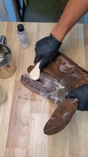 It’s fun to see all the changes that have been made to gloves over the years. Cleaning with @Sarna Baseball love cleaner #glovework #gloverelace #softball #baseballtiktoks #baseball #gloverelacing #baseballglove #mlb