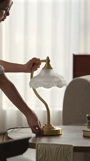 Retro Flower Table Lamp – Vintage charm with a warm, blooming glow