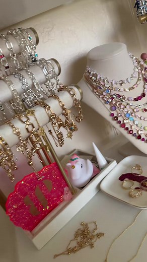 Bomb Party jewelry guide: what collectors search for
