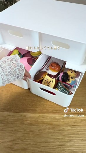 @maro._room‪𓂃 𓈒他の投稿はこちら𓈒𓂂 ご覧頂きありがとうございます❋* ダイソーの書類収納を紹介しました🫧 このファイル25ポケットもあって ぐーと伸ばすと45cmまで広がる😳 家中の書類を集めて 全部入れることができます✨️ 私は物の管理が苦手で あっちこっちにあると 存在ごと忘れちゃうので 1箇所に全部集められるのはホントに助かる🫶 これ300円で買えるから最高のコスパの良さじゃない🤭？ ダイソーにあるから 買いに行ってみてね︎🌱 ドキュメントスタンド(25ポケット横型) JANコード4550480445786 ✄ - - - - - - - - - - - - - - - - - - - - バタバタの毎日でも 簡単に整う収納を 紹介しています❋* この投稿が誰かの参考になれば嬉しいですღ いいね！コメント フォロー励みになります🌱⋆｡ ✄- - - - - - - - - - - - - - - - - - - - - - - - - - @maro._room ▷マネするだけ簡単収納 ▷子供がいても部屋は整う ▷家事ラクを叶える便利アイテム 