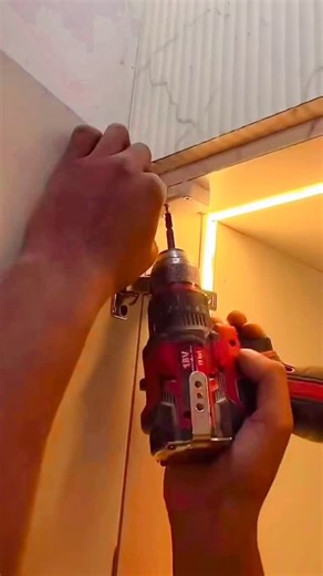 Turquoise67.fr on Instagram: "Comment installer des LED dans son armoire de manière facile ? #LED #EclairageLED #DIY #Maison #Décoration Rangement astuce France 🥨🇫🇷"