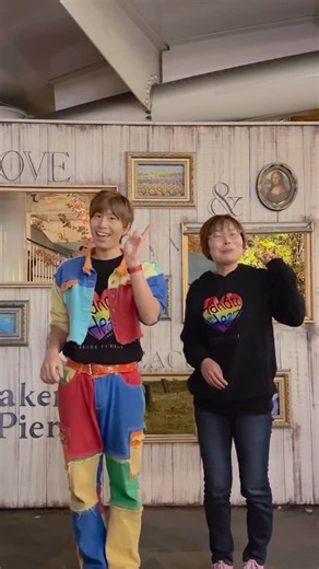 one love / 嵐 手話ver.でお届けしました✨ 苦しいとき、しんどいとき。 支えてくれる仲間がいて、家族がいて、恋人がいて…。 人は決してひとりでは生きられない存在なんだと、 この曲を歌うたびに改めて感じます。 一見ひとりで生きているように見えても、 その裏側にはたくさんの人の支えがあって、想いがあって、 そのおかげで僕たちは今日も立っていられるんですよね。 僕自身も本当にたくさんの方に支えられて、 応援されて、今こうして歌えていることに 感謝の気持ちは尽きません。 両親、そしておじいちゃんやおばあちゃん。 命をつないでくれたすべての存在があって、 今の“自分の命”があります。 あなたもまた、 たくさんの想いと歴史の中で繋がれてきた、 かけがえのない命のひとつです。 だからこそ―― 今ここにあるこの瞬間を大切に、 できることを一つずつ紡ぎながら、 自分の人生を思いきり生きて、楽しんでいきましょう👍 そして、 そんなあなたに心から贈りたい言葉は―― 「ありがとう♡」 今日もたくさんの方に支えていただきながら、 自分らしく活動できています。 ひとりでも多くの人に 笑顔と元気を届