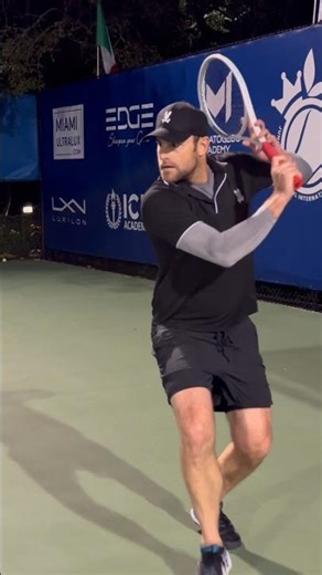Former world No 1 Andy Roddick hitting with Aleks Kovacevic (ATP No 60 🇺🇸) at the Junior Orange Bowl