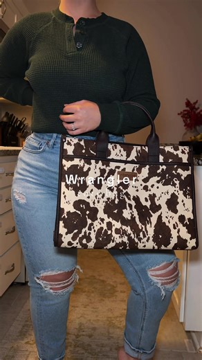 Cow print tote 🖤🐮 @VaquerasOutfitters #purse #pursetok #wranglerpurse #totebag #shoulderbag