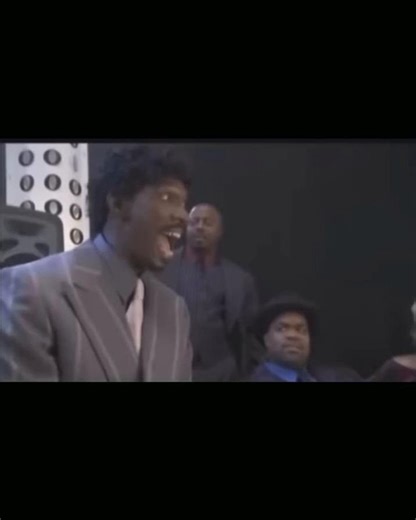 @globalshootings on Instagram: "日本利用压电瓷砖将脚步转化为电能。这些瓷砖捕捉来自你脚步的动能。当你行走时，你的重量和动作会对瓷砖产生压力。瓷砖会轻微弯曲，从而产生机械应力。瓷砖内部的压电材料将这种应力转化为电能。每一步都会产生少量电荷，而数百万步结合在一起就能产生足够的电力来驱动 LED 灯、数字显示屏和传感器。在像涩谷车站这样繁忙的地方，每天大约有 240 万个脚步为这一系统作出贡献。这些电能可以被储存或立即使用，从而减少对传统电力来源的依赖，并支持可持续的城市基础设施。这种方法将日常运动转化为实用的可再生能源 #日本 #知识 #事实 #你知道吗 #推荐 #科技 #创新 #历史 #技术 #实验 #热门"