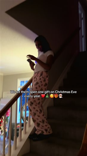 Pay turn 😍😍🥰🎁🎁🎁 Aspen knocked out 🤣 merry Christmas family ❤️ #fyp #christmas #christmaseve #gifts