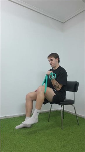 Curl de bíceps con toalla | Cómo hacerlo correctamente usando tu pierna como resistencia