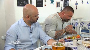 Toninos zarte Leber vom Rind ist leider doch nicht so zart. Für die türkische Küche ist es jedoch typisch, das Fleisch durchzubraten, aber es schmeckt Tonino trotzdem. Hamdi ist mit seinen gebackenen Tintenfischringen mit Joghurtdip mehr als zufrieden. #MeinLokalDeinLokal 😁📺 „Mein Lokal, Dein Lokal“ – Montag bis Freitag um 17:55 Uhr, bei Kabel Eins oder kostenlos streamen auf Joyn. | Mein Lokal, Dein Lokal