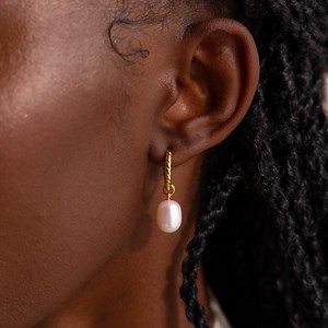 Twisted Pearl Hoop Earrings by Caitlynminimalist • Spiral Huggie Earrings • Dangling Pearl Earrings • Wedding Jewelry • Gift for Her • ER684 - Etsy