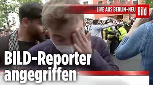 Die Polizei hat die Demo zwar aufgelöst, aber die Lage in Berlin-Neukölln ist immer noch sehr aufgeheizt. Die Polizei nimmt mehrere Menschen fest, BILD-Reporter wurden bepöbelt. | BILD Video