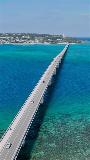 七色漸層的玻璃海 🚩沖繩。古宇利島 Okinawa , Kourijima - 有神之島、戀之島等美名 古宇利發音就是由戀延伸而來 島上也流傳著沖繩亞當夏娃傳說 - 與屋我地島相連接 全島半徑只有1KM 開車15分鐘就能環島一圈 - Tinu海灘也佇立著兩座心型岩石 以冰藍色大海及純白細軟沙灘聞名 - ▫️地址：今歸仁村國頭郡沖繩縣 905-0406日本 ▫️Address: Nakijin Village, Kunigami County, Okinawa Prefecture 905-0406 Japan #日本景點 #沖繩景點 #沖繩 #古宇利大橋 #古宇利島 #visitjapanjp #japan #okinawa #Kourijima #ハートロック #connectbytourism | Alex艾尼