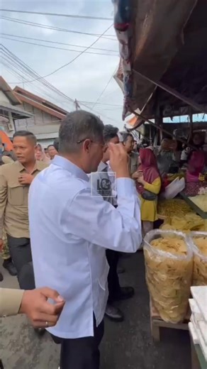 The Vice President checked prices at the market and interacted with traders at the Cikurubuk market in Tasikmalaya, West Java. | LaskargibranJabar