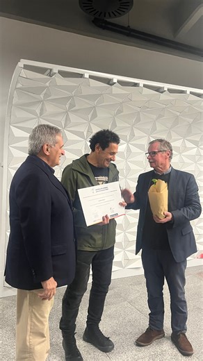RICARDO MOLLO EN LA ESCUELA DE LÍDERES PARA LA COMUNIDAD 🙌 Económicas UBA junto con Red Solidaria inauguraron un nuevo ciclo de charlas en el que participó Ricardo Mollo como primer invitado. La Escuela de Líderes es un espacio destinado a jóvenes entre 16 y 24 años para aprender a liderar con propósito, con valores como la solidaridad, el compromiso social, el cuidado del ambiente y el acceso a más oportunidades 🤝♥️ Para más info, escribí a Red Solidaria 📩 | Universidad de Buenos Aires