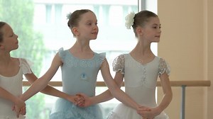 Kleine Mädchen, Die Ballett Im Studio Tanzen Stock Footage - Video von kleid, ausführung: 130201684
