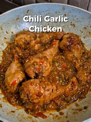 Chili Garlic Chicken so good that it will remind you of spicy adobo Ingredients: 5 pcs chicken drumsticks 4 cloves of garlic 2 green onion stalks 1/2 a red onion 2 Tbsp soy sauce 1 Tbsp dark soy sauce 2 Tbsp rice vinegar 1 Tbsp oyster sauce 1 tsp sugar Chili Garlic base: 2 bulbs of garlic 1 red onion 10 pcs red chillies 4 Tbsp cooking oil 1 tsp salt 1 tsp sugar 1 tsp sesame seeds 1 tsp oyster sauce #chiligarlic #chicken #cooking #FoodTok #CruCooksKatchoo