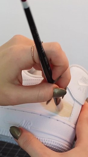 Always use thin coats of paint! 🎨 @cassykustoms shares this tip, along with 6 of her other top customizing tips that she wishes she knew sooner in our latest YT vid! 🙌🎥 #angelusdirect #angeluspaint #customshoes #custom #painting #leatherpaint #custombag #paintedshoes #howtopaint #paintingtips