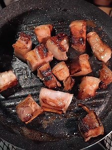 Fire Maple on Instagram: "Boasting an impressive 4,400W-11,000W of power, 15000BTU/h, this stove delivers the heat you need to cook up your favorite meals, no matter the weather. The dual preheat tubes ensure smooth gas delivery, while the included igniter makes lighting a breeze."