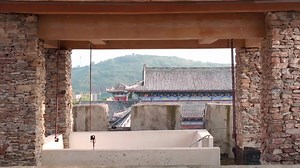 Standing on White Deer Plain Purveying the World. “White Deer Plain” is a famous novel written by Chen Zhongshi. In it he vividly recalls the past events on the Guanzhong Plain as they play out in White Deer Plain Village. Bai Lu Yuan (White Deer Plain) Studios is a film and television theme park based on the culture depicted in the novel. The studio boasts numerous scenes from film and television where visitors can become immersed in the on-set atmosphere, admire the Guanzhong architectural sty