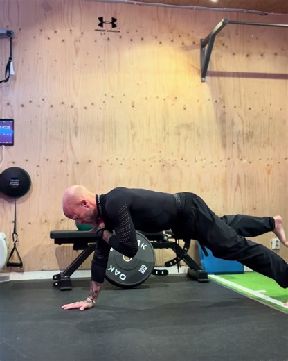 Plank shoulder tap + contralateral leg lift
