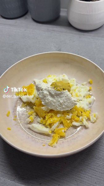 Schneller Ei-Aufstrich mit frischen Zutaten