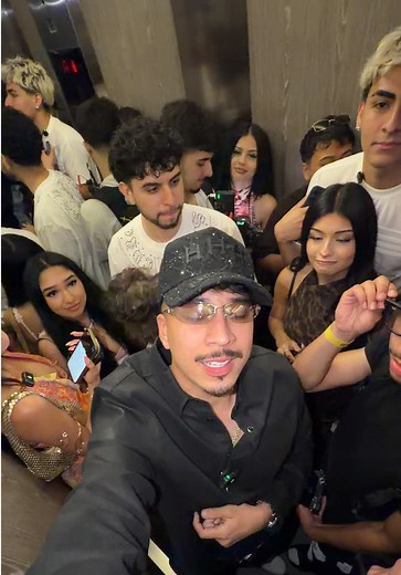 Brazil elevator trend: Linda mujer lyric scene