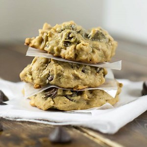 These FLOURLESS PEANUT BUTTER OATMEAL CHOCOLATE CHIP COOKIES are made with healthy, simple ingredients and are naturally gluten free! Get the full recipe and instructions here: http://buildyourbite.com/flourless-peanut-butter-oatmeal-chocolate-chip-cookies/ | Build Your Bite
