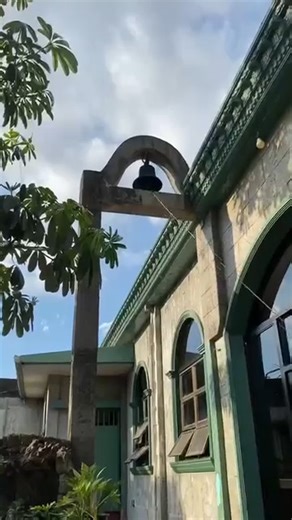 Maririnig ang pagtunog ng kampana sa St. Bartholomew Parish bilang pagdadalamhati sa pagpanaw ni Pope Francis ngayong Lunes, April 21. “Few minutes ago, we sadly rang the bell of our parish church 88 times signifying the 88 fruitful years of our dear Pope Francis,” ani St. Bartholomew Parish. Pumanaw ang Santo Papa sa edad na 88, matapos ang kanyang pakikipaglaban sa sakit na double pneumonia. #News5 🎥: St. Bartholomew Parish (Facebook) | News5