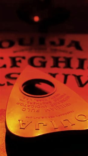 Almas Conectadas on Instagram: "Hay juegos… que no son juegos. En el último programa de Misterios del Más Allá conocimos el caso de un seguidor que, por curiosidad, decidió jugar la ouija… sin imaginar lo que vendría después. Recordamos cómo nació este “juego” que hoy muchos consideran un portal… y los testimonios de personas que aseguran que, tras abrirlo, nunca volvieron a estar solas. ¿Tú te atreverías a jugarla? ⚠️ A veces lo que invocas… no se va cuando tú lo decides. 🕯️ Este es solo un ex