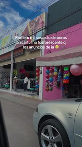Porque detrás de una cartulina hay una persona. Hay alguien que escribió esas letras con su propia mano. Alguien que puso esfuerzo, tiempo y creatividad para anunciar su negocio, vender sus productos o sacar adelante su trabajo. Y en una época donde todo parece generado por algoritmos, automatizado y producido en masa, cada vez tiene más valor aquello que fue hecho por un ser humano. No es sólo un letrero. Porque me recuerda que todavía existen personas creando, trabajando y expresándose sin fil