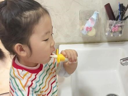 要用含氟牙膏要用含氟牙膏要用含氟牙膏。含量是安全范围标准内，放心用放心用放心用。#母婴好物#儿童牙膏