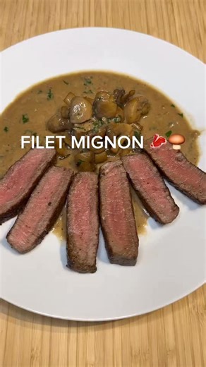 jaros.eats on Instagram: "Juicy filet mignon with garlic butter mushrooms in 20 minutes 🥩🍄‍🟫 Ingredients: - 250g beef tenderloin - 100g mushrooms - 2 garlic cloves - Fresh parsley - 100ml beef broth - 100ml cream - 2 tbsp butter - Olive oil - Salt & pepper save this for your next special dinner 👇 #filetmignon #mushroomsteak #steakrecipe #easydinner #comfortfood"