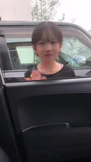 外出するオヤジに走って追いかけてきてわざわざ言いにきた娘。#家族になろうよ #子どものいる暮らし #パワーウインドウ
