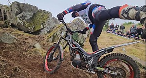 Mathias Dherbey Moto dans la zone 7 de Moto Club de Massais Championnat de France de Trial FFM Mathias finira 13ème du TR2 Video by Bruno Piladelli | www.trial-club.com